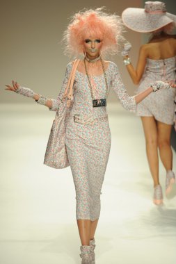 model yürür pist betsey johnson gösterisi