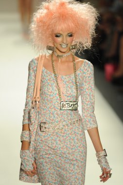 model yürür pist betsey johnson gösterisi