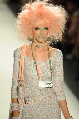 model yürür pist betsey johnson gösterisi