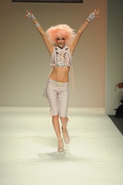 model yürür pist betsey johnson gösterisi