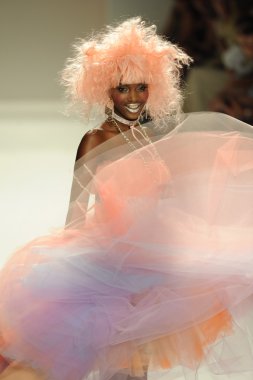model yürür pist betsey johnson gösterisi