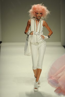 model yürür pist betsey johnson gösterisi