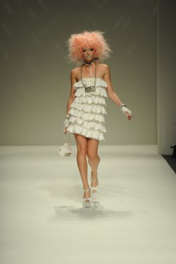 model yürür pist betsey johnson gösterisi