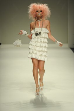 model yürür pist betsey johnson gösterisi