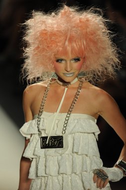 model yürür pist betsey johnson gösterisi