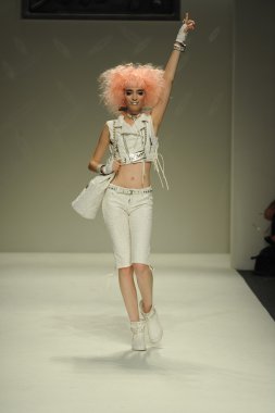 model yürür pist betsey johnson gösterisi