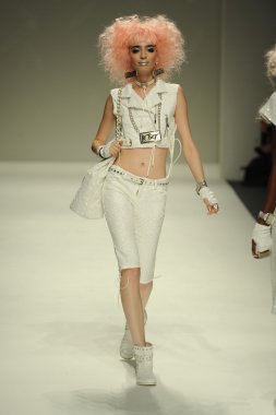 model yürür pist betsey johnson gösterisi