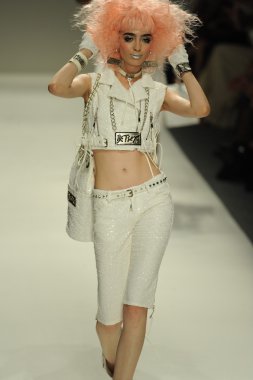 model yürür pist betsey johnson gösterisi