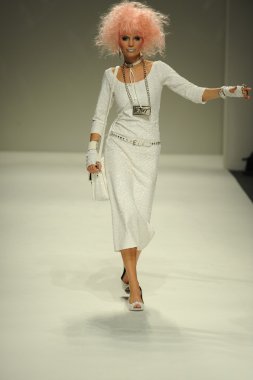 model yürür pist betsey johnson gösterisi