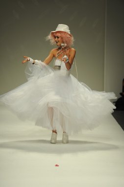 model, betsey johnson defile