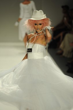 model, betsey johnson defile