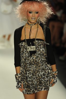 model, betsey johnson defile