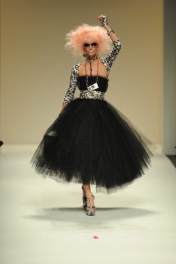 model, betsey johnson defile