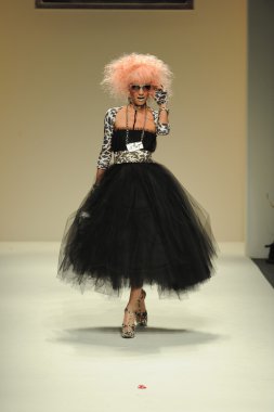 model, betsey johnson defile