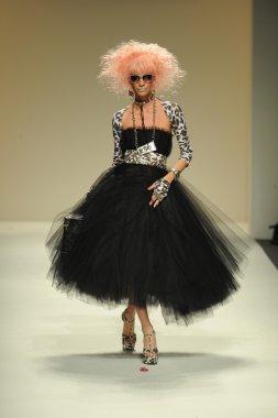model, betsey johnson defile