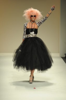 model, betsey johnson defile