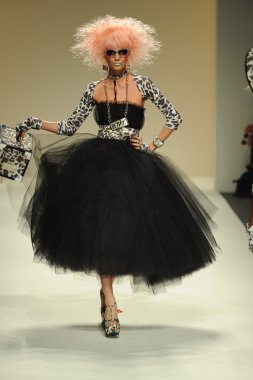 model, betsey johnson defile
