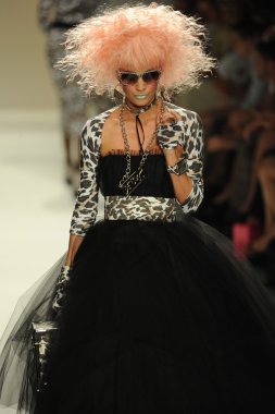model, betsey johnson defile