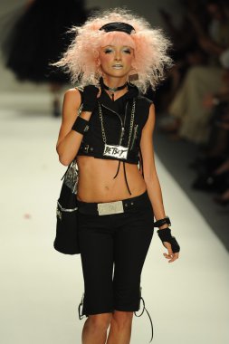 model, betsey johnson defile