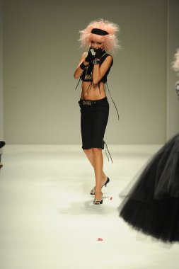 model, betsey johnson defile