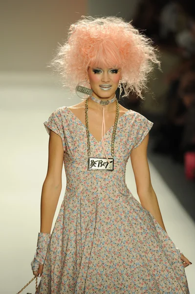 Model läuft Laufsteg bei Betsey Johnson Show — Stockfoto