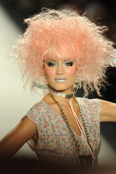 Model walks runway at Betsey Johnson show — Stock Photo, Image