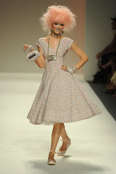 Model walks runway at Betsey Johnson show — Stock Photo, Image