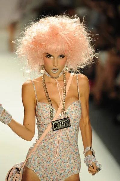 Model chodí dráha v betsey johnson show — Stock fotografie