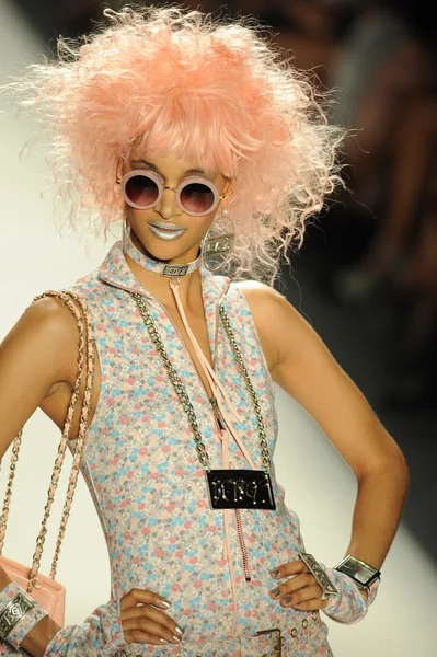 Model läuft Laufsteg bei Betsey Johnson Show — Stockfoto