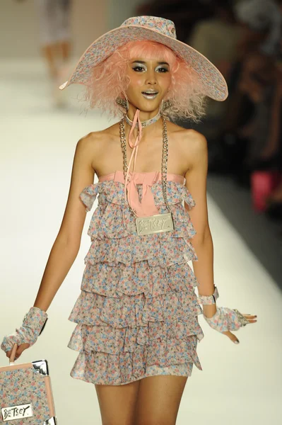 Modelo pasarela pasarela en Betsey Johnson show — Foto de Stock