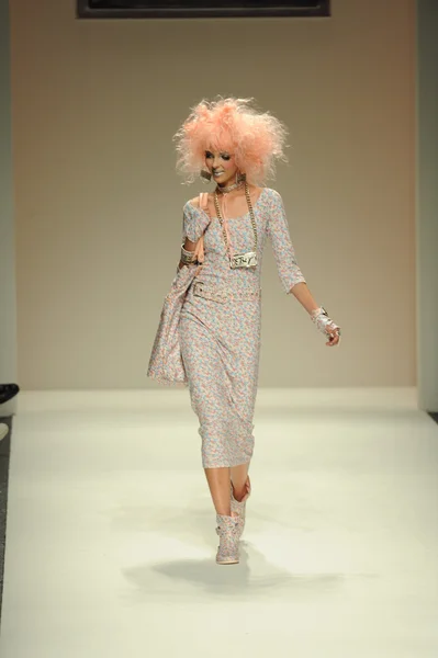 Modello passeggiate pista a Betsey Johnson spettacolo — Foto Stock