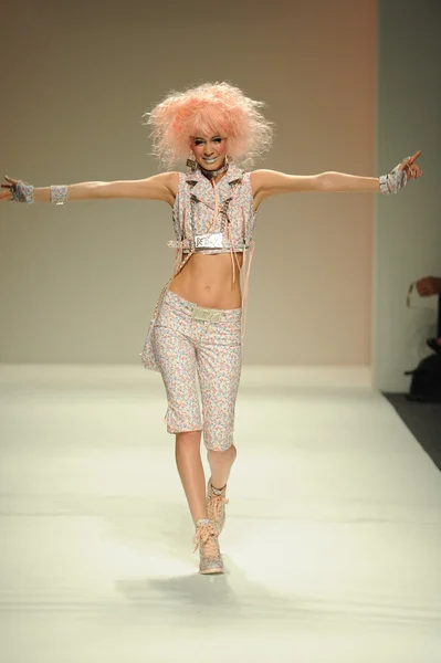 Model walks runway at Betsey Johnson show — Stock Photo, Image