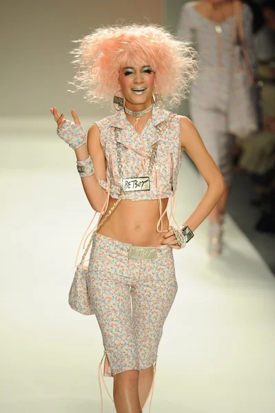 Model läuft Laufsteg bei Betsey Johnson Show — Stockfoto