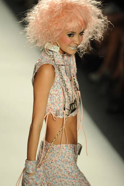 Modelo caminha pista no show Betsey Johnson — Fotografia de Stock