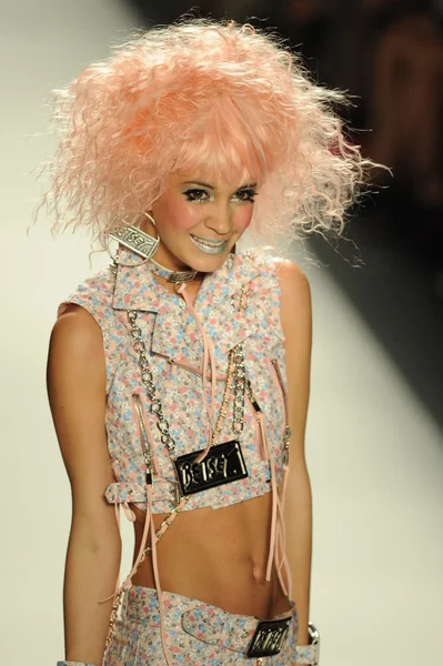 Model läuft Laufsteg bei Betsey Johnson Show — Stockfoto