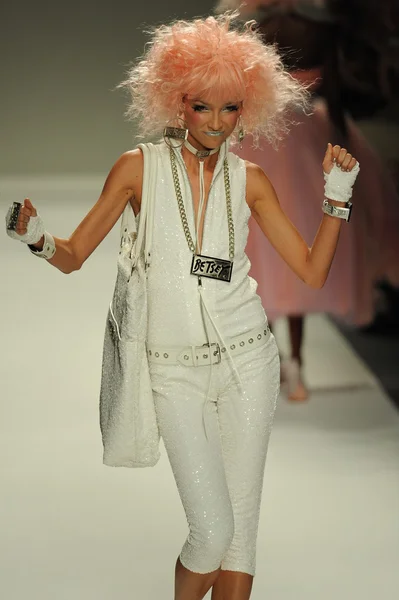 Model walks runway at Betsey Johnson show — Stock Photo, Image