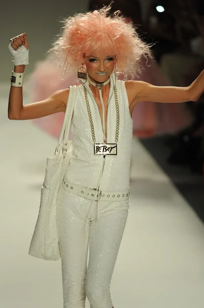 Model chodí dráha v betsey johnson show — Stock fotografie