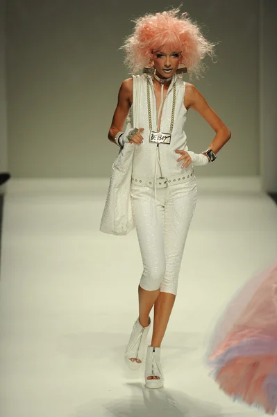 Model walks runway at Betsey Johnson show — Stock Photo, Image