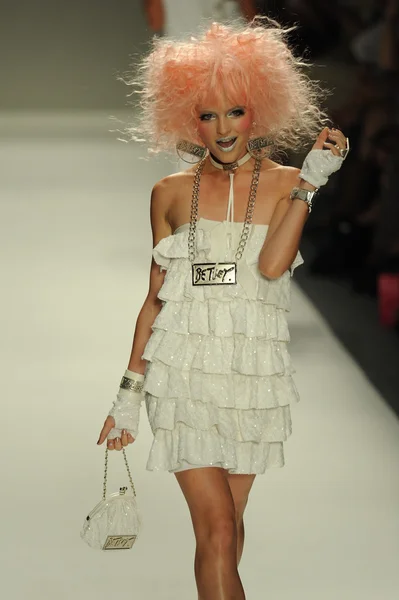 Modelo caminha pista no show Betsey Johnson — Fotografia de Stock