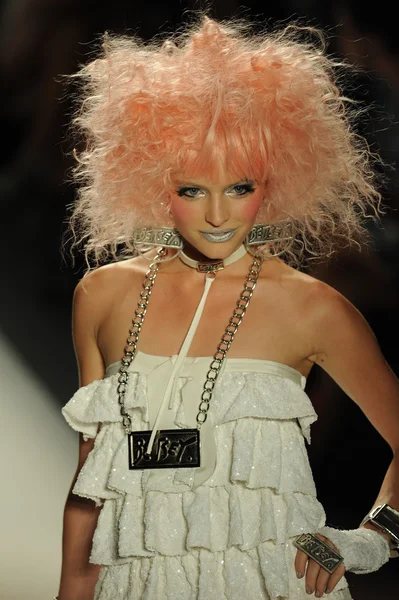 Model läuft Laufsteg bei Betsey Johnson Show — Stockfoto