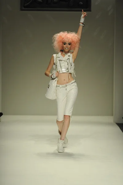 Model walks runway at Betsey Johnson show — Stock Photo, Image