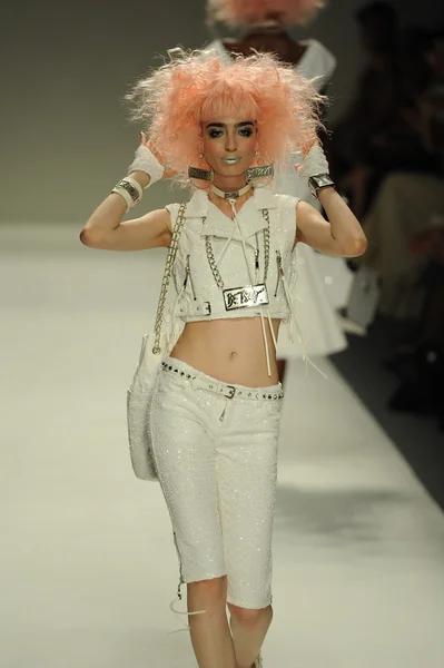 Modelo caminha pista no show Betsey Johnson — Fotografia de Stock