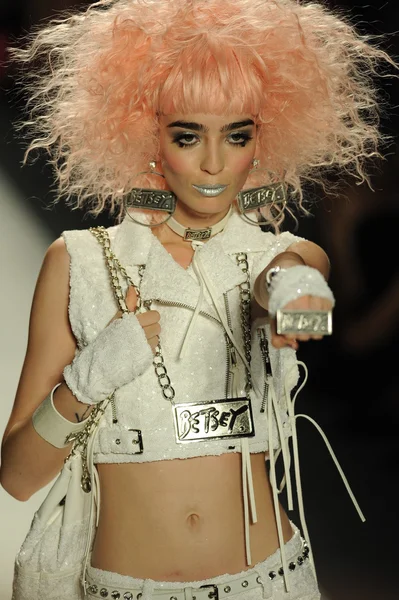 Model läuft Laufsteg bei Betsey Johnson Show — Stockfoto