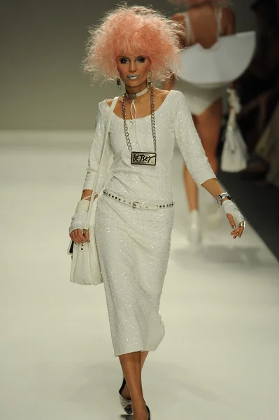 Modelo no desfile de moda Betsey Johnson — Fotografia de Stock