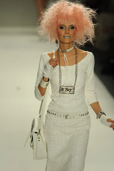 Modelo no desfile de moda Betsey Johnson — Fotografia de Stock