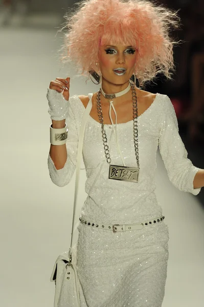 Model v betsey johnson módní přehlídka模型在贝齐约翰逊时装秀 — Stock fotografie