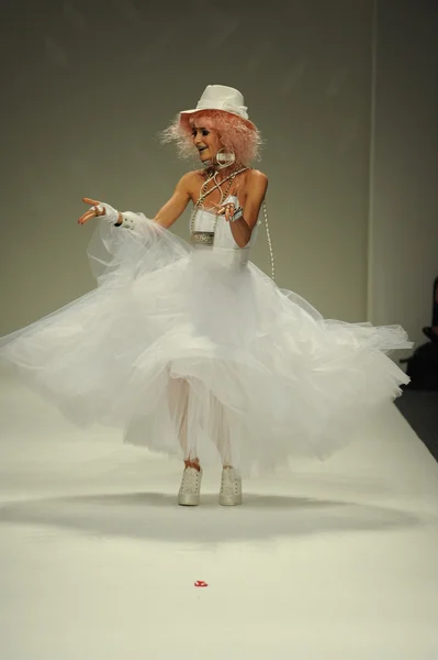 Model, betsey johnson defile — Stok fotoğraf