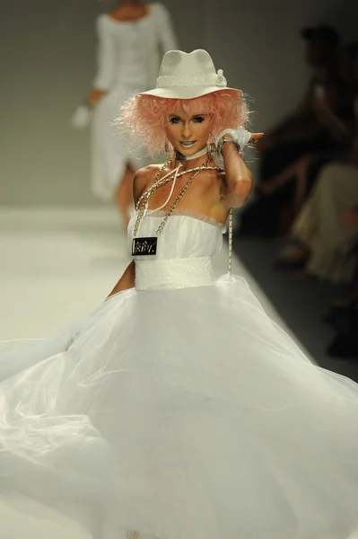 Model op betsey johnson modeshow — Stockfoto