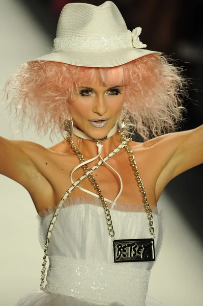 Modelo no desfile de moda Betsey Johnson — Fotografia de Stock