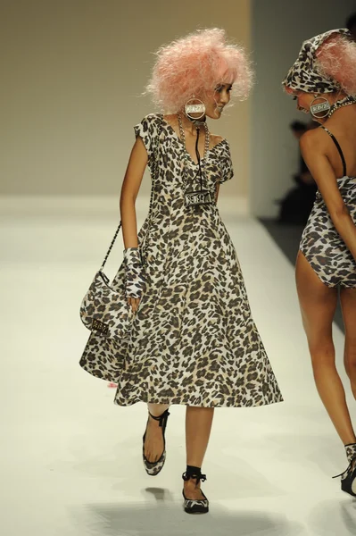 Modelo no desfile de moda Betsey Johnson — Fotografia de Stock